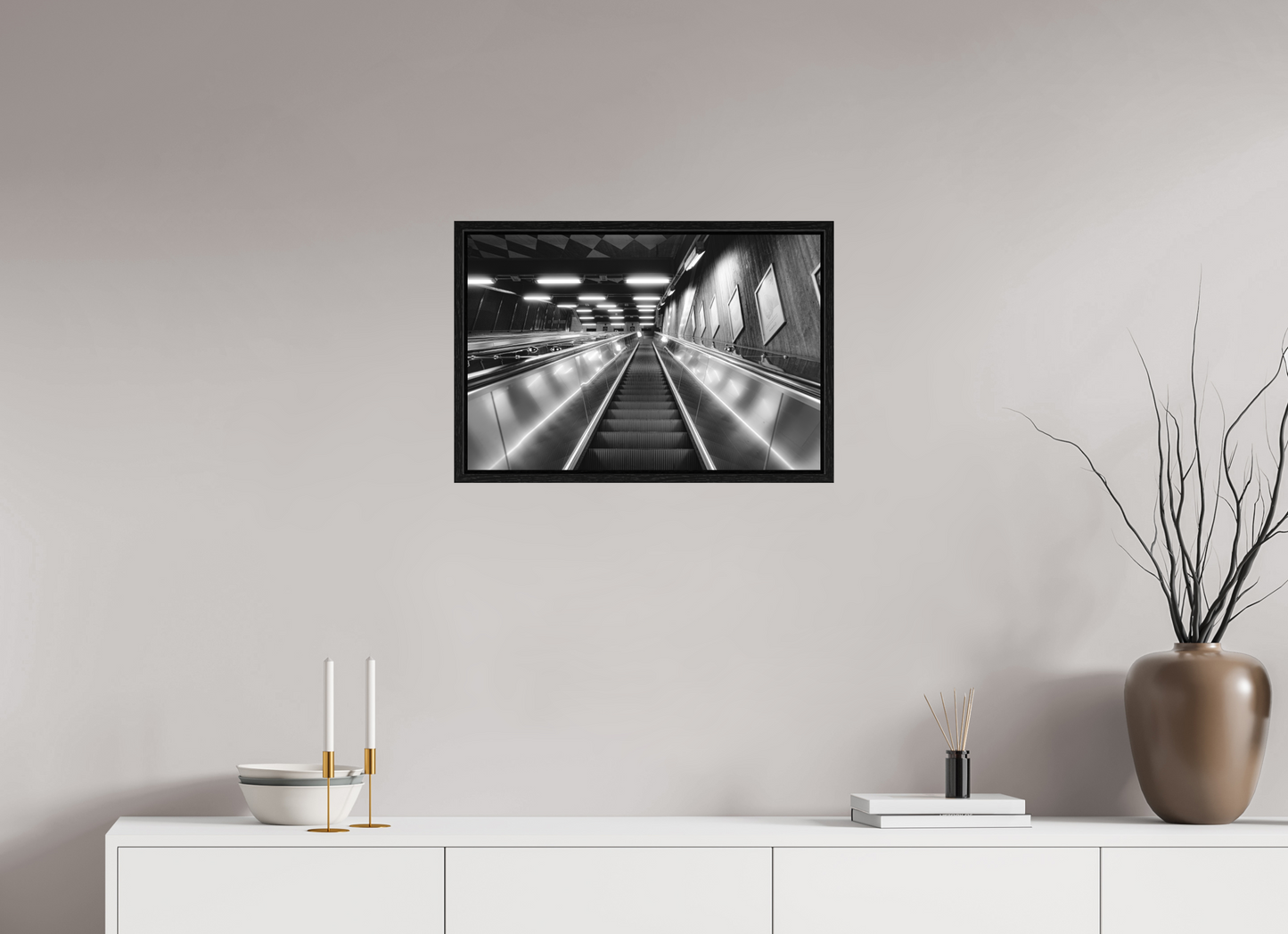 60 x 40 cm, Fine Art N&B en Caisse américaine Noire Tirage Fine Art noir et blanc – Escalator urbain contemporain