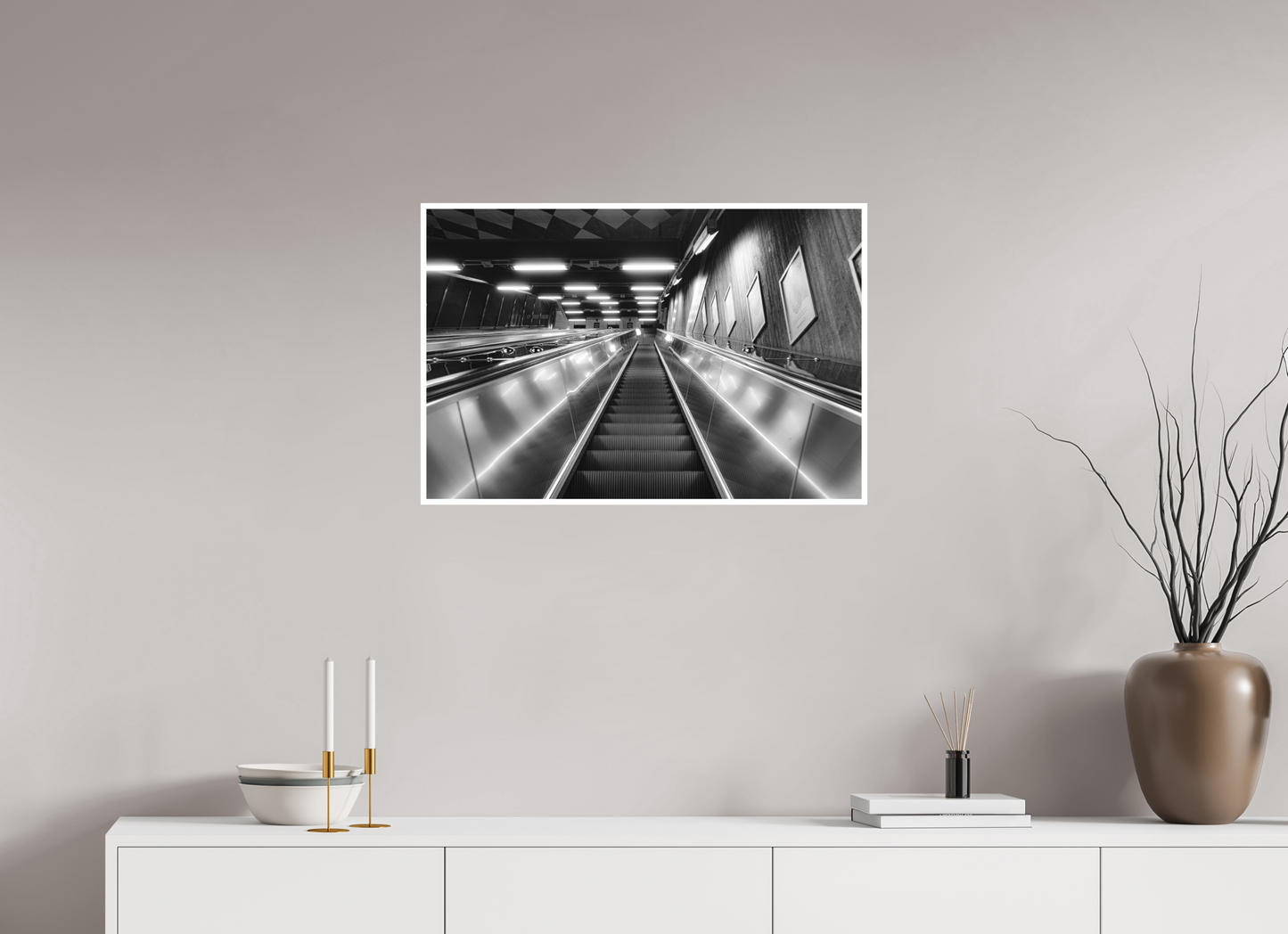 75 x 50 cm, Fine Art N&B seul Tirage Fine Art noir et blanc – Escalator urbain contemporain