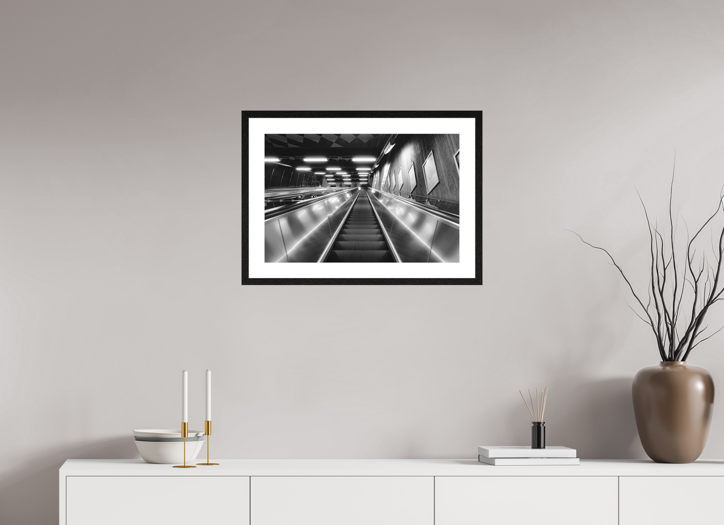 60 x 40 cm, Fine Art N&B Cadre noir Tirage Fine Art noir et blanc – Escalator urbain contemporain