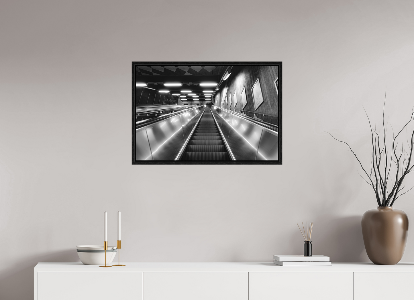 75 x 50 cm, Fine Art N&B en Caisse américaine Noire Tirage Fine Art noir et blanc – Escalator urbain contemporain