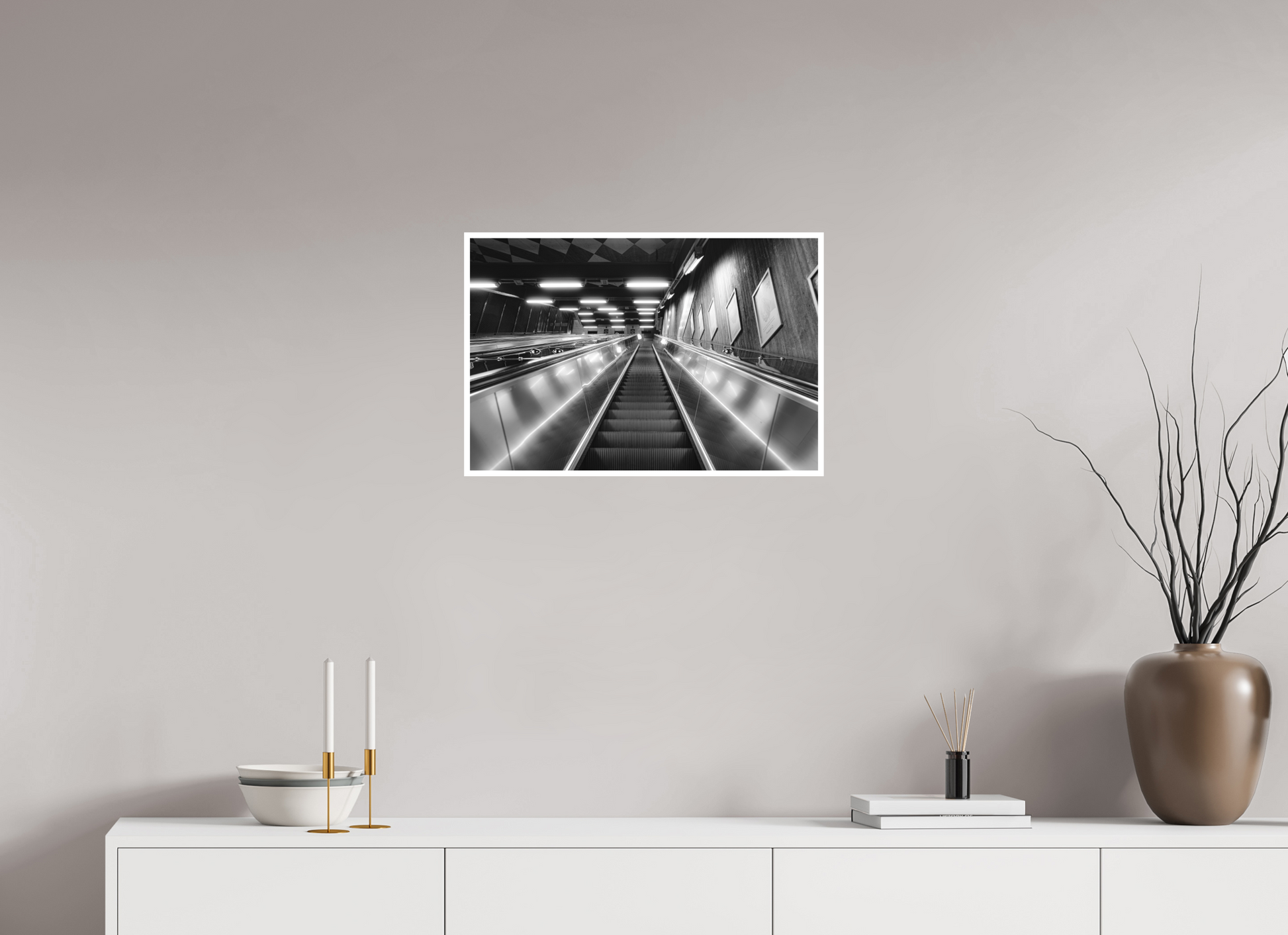 60 x 40 cm, Fine Art N&B seul Tirage Fine Art noir et blanc – Escalator urbain contemporain